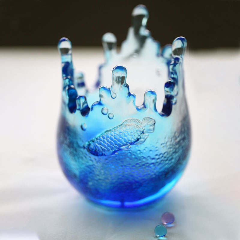 Ornamentos de vidro azul gravados com padrões de peixes