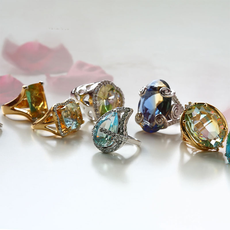 Anel com vidro lapidado em forma de lágrima