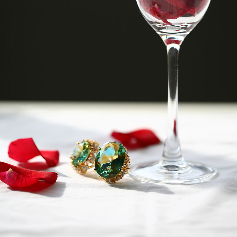 Brincos de vidro verde com almofadas douradas