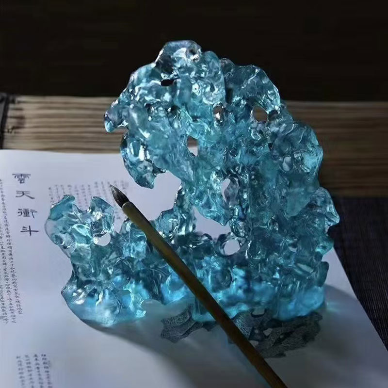 Ornamentos de vidro de cor azul em forma de rocha