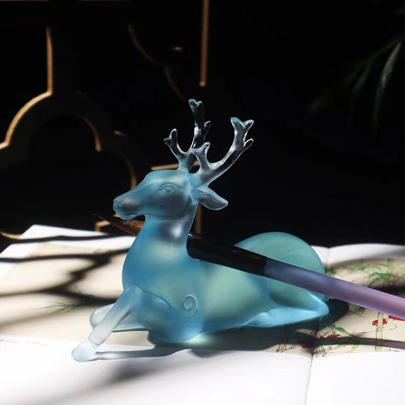 Porta-escova em vidro azul em formato de cervo
