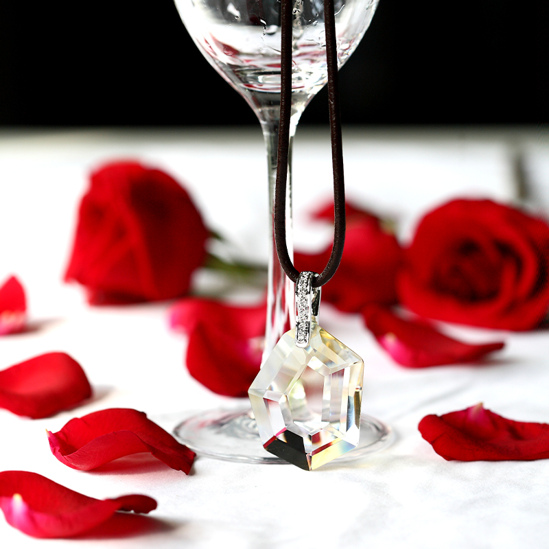 Colar prateado com montagem em padrão de pingente de vidro