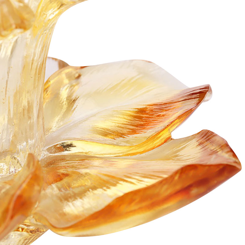 Castiçal em formato de pétala de vidro