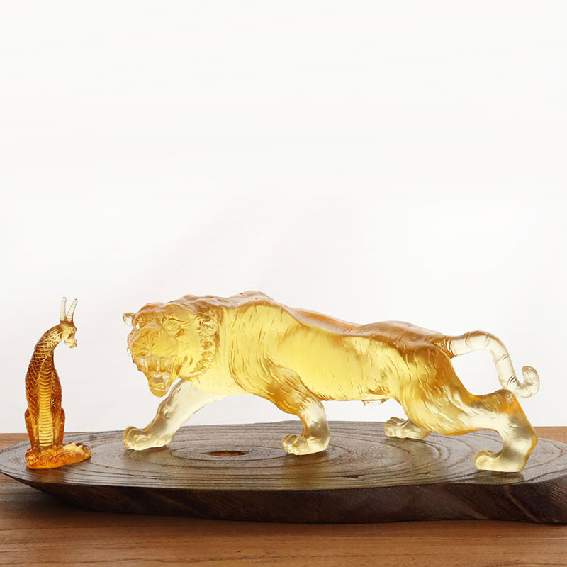 Enfeites de tigre com esmalte dourado