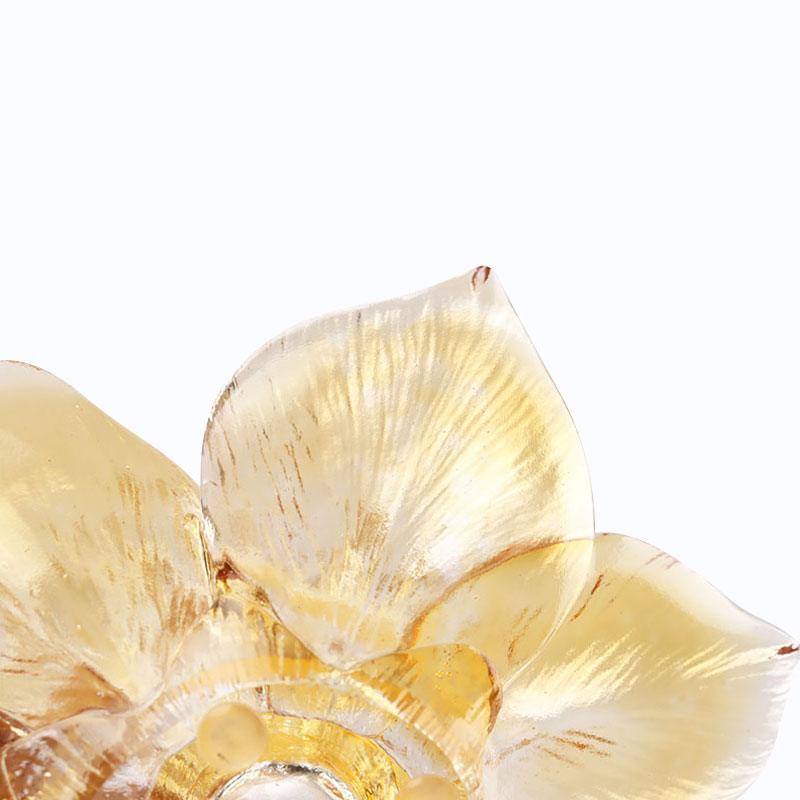 Castiçal em formato de pétala de vidro