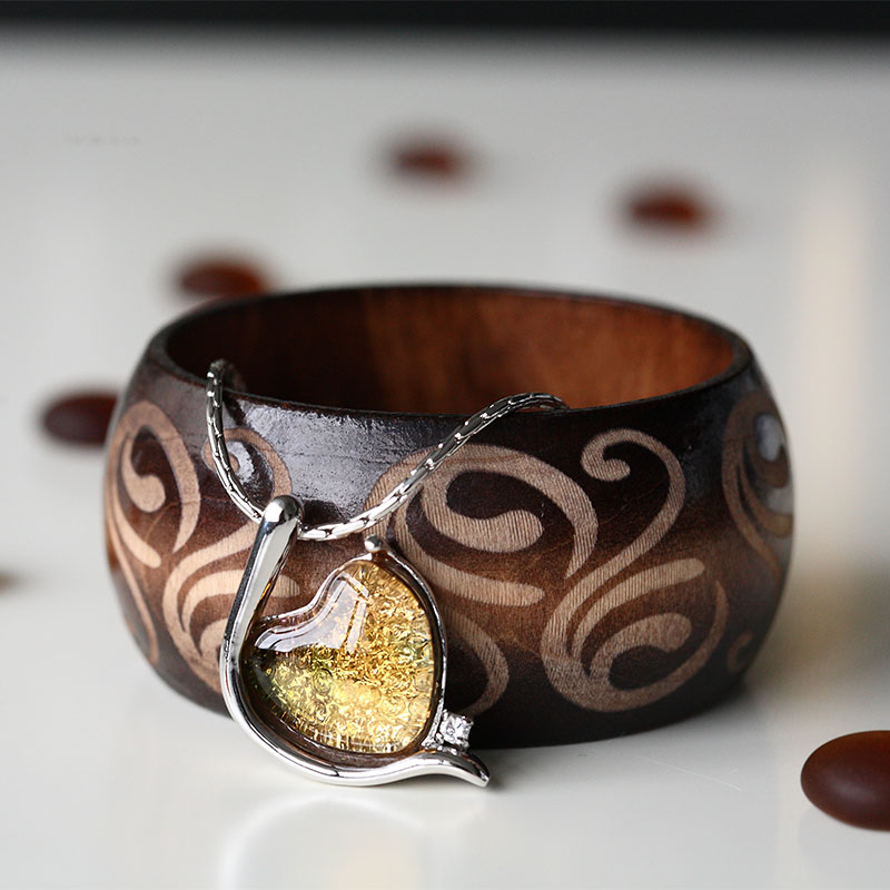 Elegante pulseira prateada incrustada com pingente de vidro