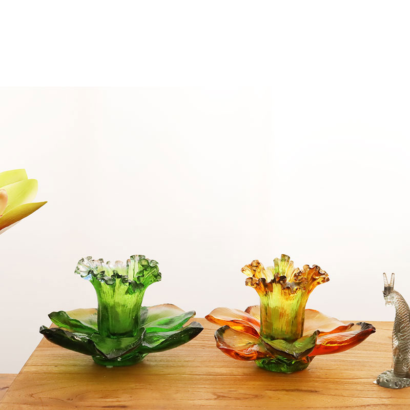 Castiçal em formato de pétala de vidro