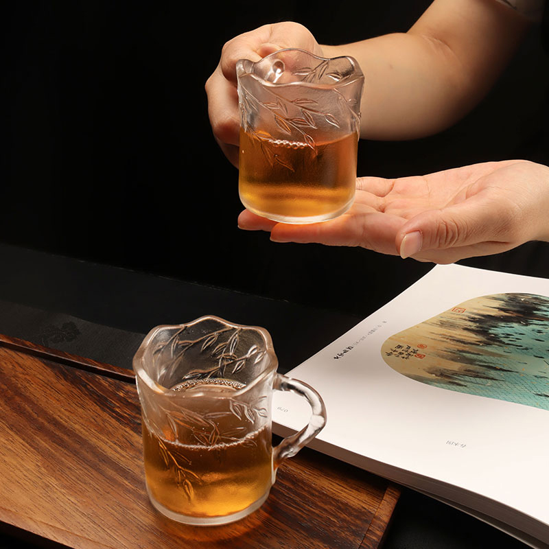 Copos de vidro com relevo em folha de bambu e alças