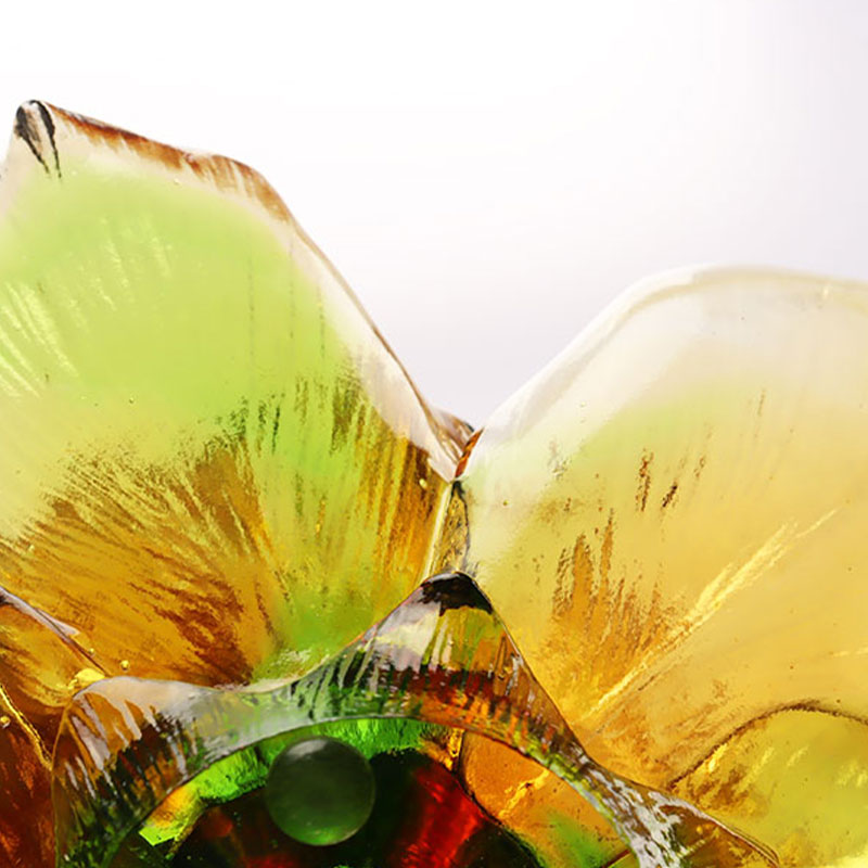 Castiçal em formato de pétala de vidro