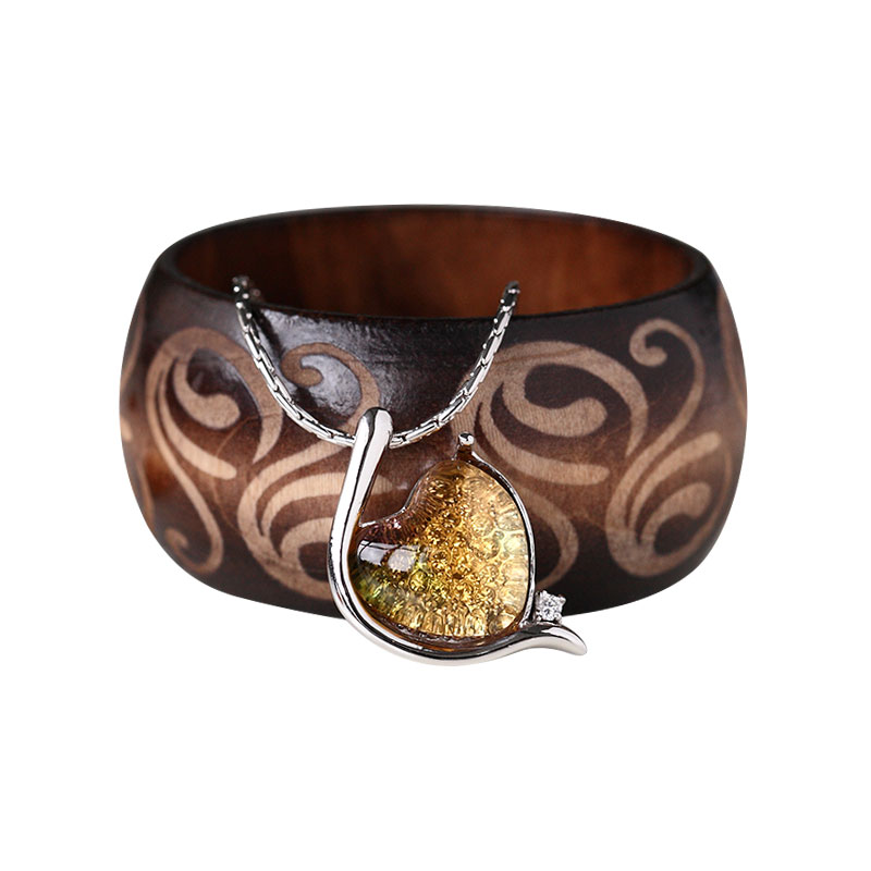 Elegante pulseira prateada incrustada com pingente de vidro