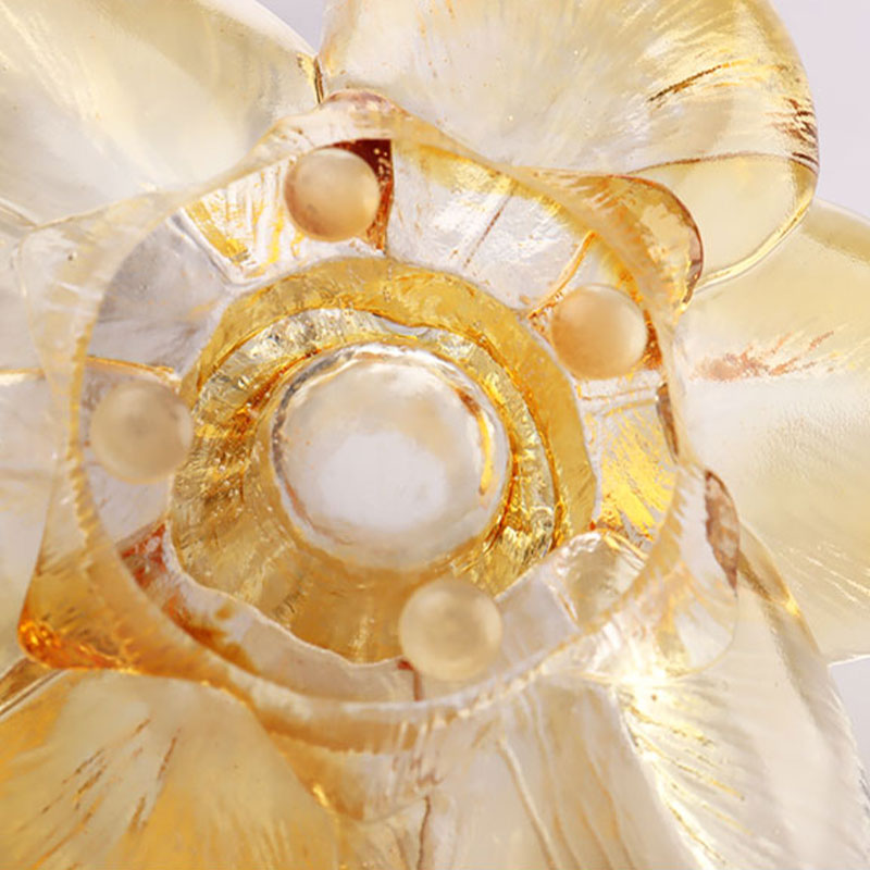 Castiçal em formato de pétala de vidro