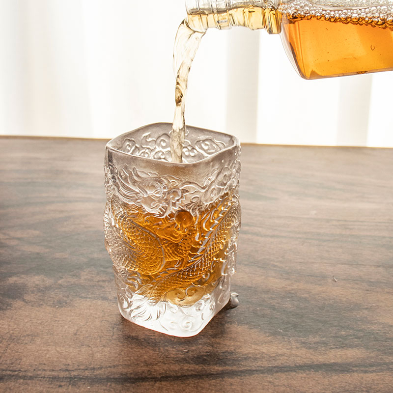Xícara de chá de vidro em relevo de dragão antigo