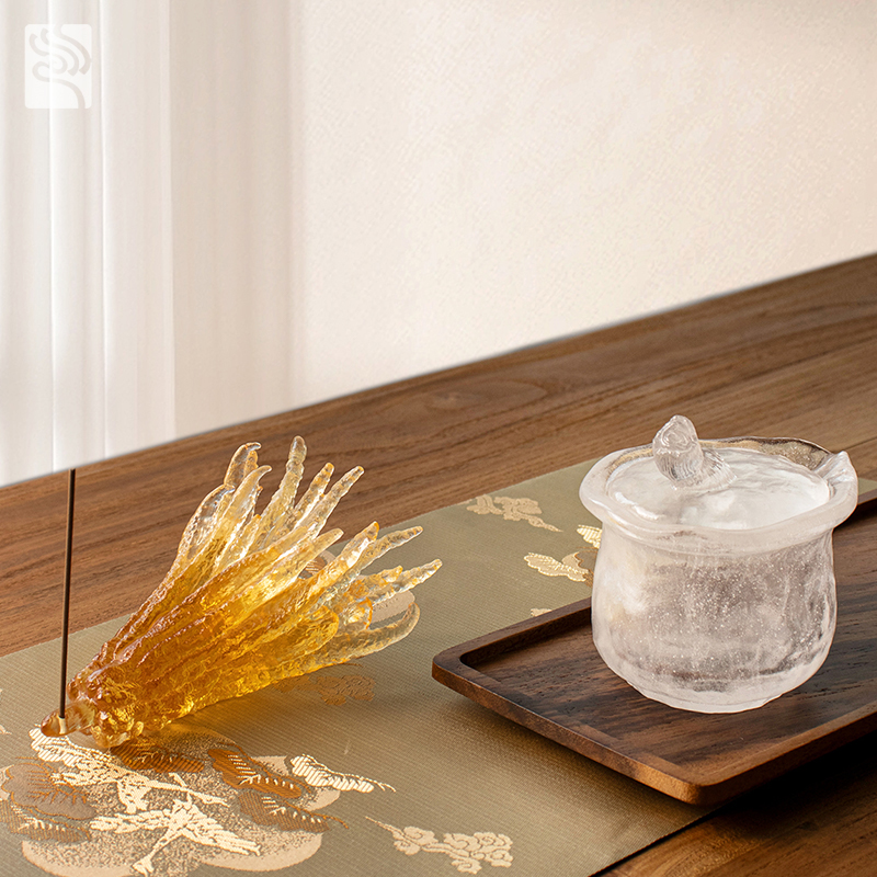 Porta-incenso de vidro dourado em forma de mão