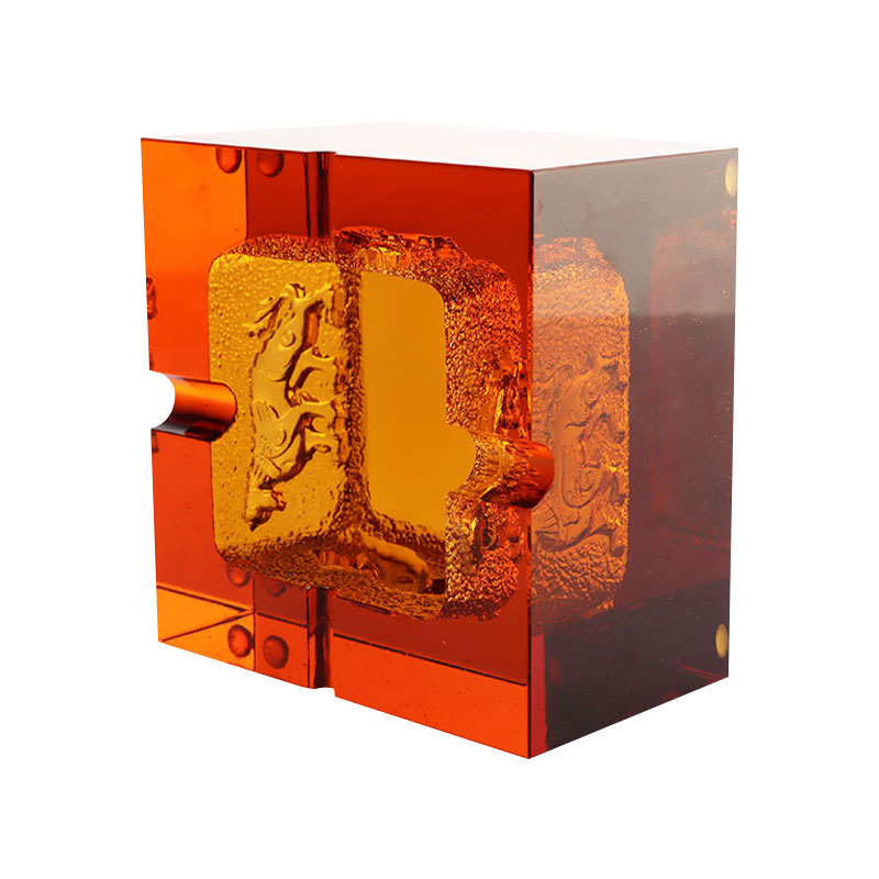 Cinzeiro de vidro vermelho com requintados padrões de animais em relevo