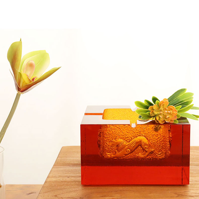 Cinzeiro de vidro vermelho com requintados padrões de animais em relevo