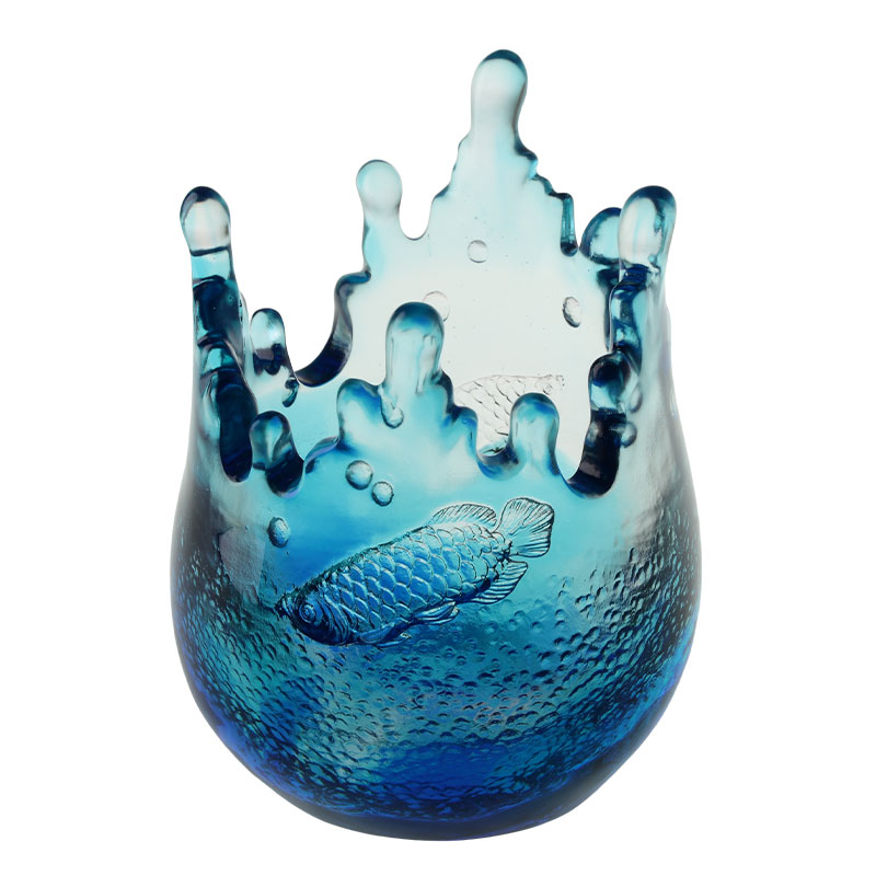 Ornamentos de vidro azul gravados com padrões de peixes