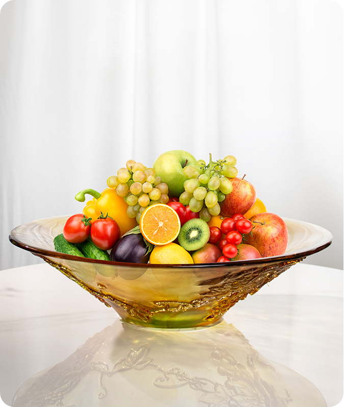 Um recipiente de vidro de boca larga carregado de frutas